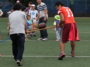 DEERS大運動会対決競技「アメフトボール運び」（選手と協力♪）